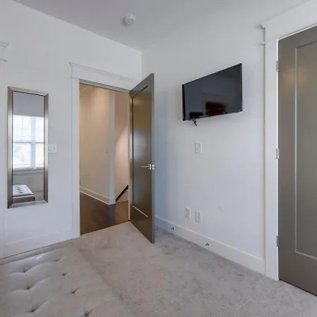 Holiday home Minutes To Broadway Unwind In Style