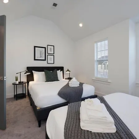 Beautiful Music Townhome Great Location