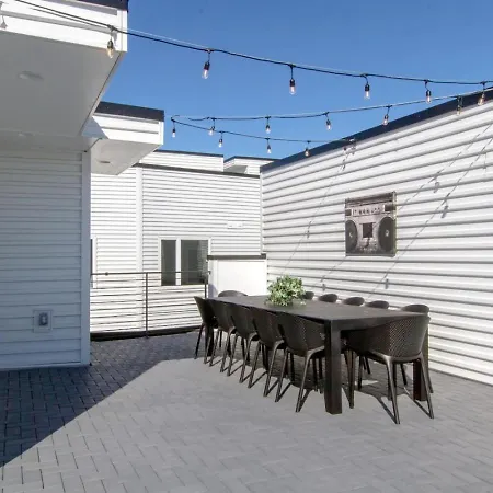 Beautiful West Rooftop Deck *