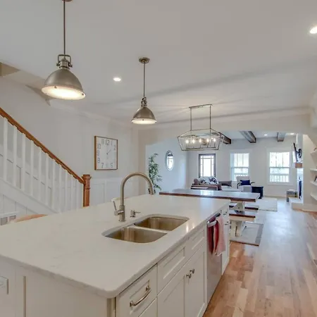 East Nash Luxury Four Bedrooms Huge Rooftop Patio Holiday home