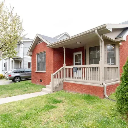 Bright And Fresh Large Backyard Minutes To Broadway Holiday home *