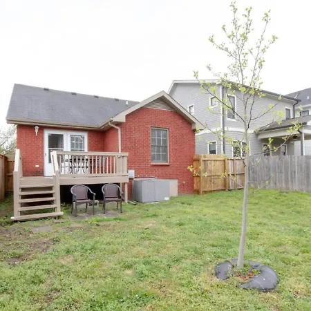 Bright And Fresh Large Backyard Minutes To Broadway Holiday home