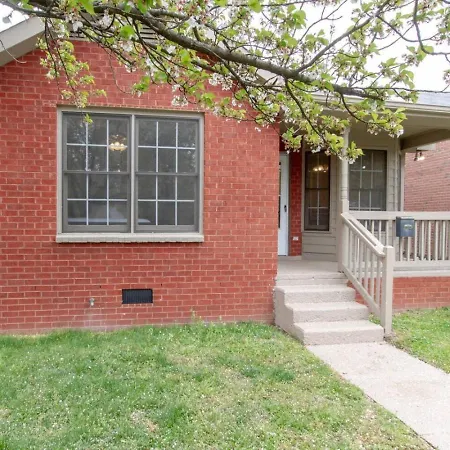 Holiday home Bright And Fresh Large Backyard Minutes To Broadway