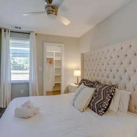 Holiday home Chic Private Rooftop Minutes To Downtown *