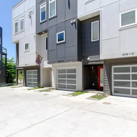Chic Private Rooftop Minutes To Downtown Holiday home *