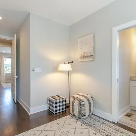 Chic Private Rooftop Minutes To Downtown Holiday home