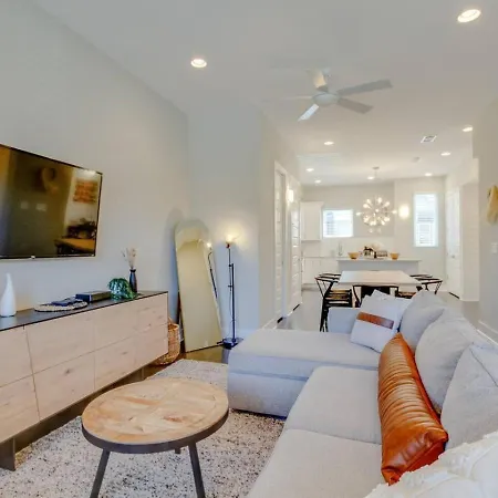Chic Private Rooftop Minutes To Downtown Holiday home