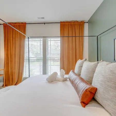 Holiday home The Ultimate Double Rooftop Deck With Skyline Views *