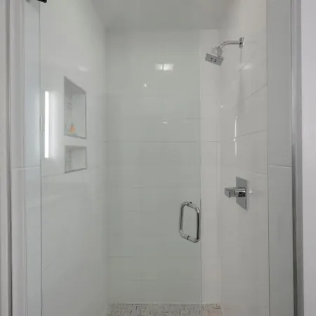Minutes To Broadway Spacious Townhouse