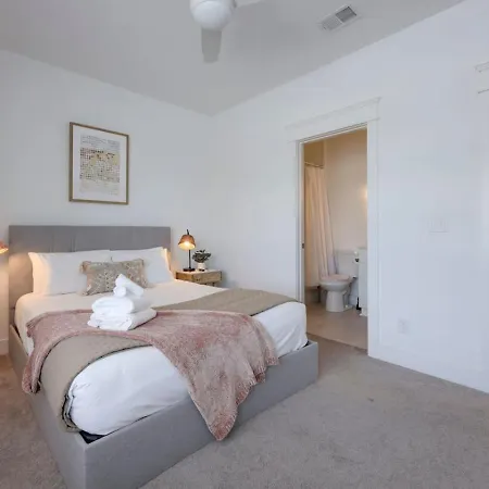 Holiday home Minutes To Broadway Spacious Townhouse