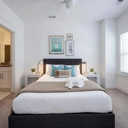 Minutes To Broadway Spacious Townhouse Holiday home
