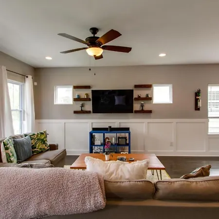 Gorgeous Downtown Pad 3 Bedroom 2.5 Bath Large Patio