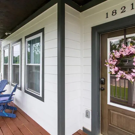 Gorgeous Downtown Pad 3 Bedroom 2.5 Bath Large Patio *