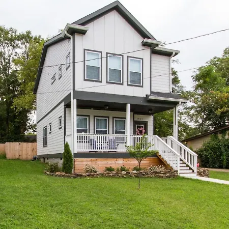 Gorgeous Downtown Pad 3 Bedroom 2.5 Bath Large Patio Holiday home