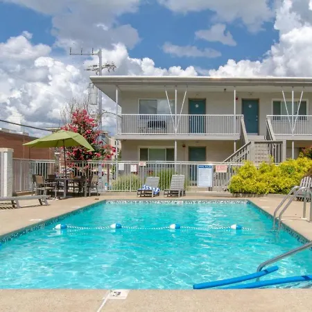 Delightful Charmer With Pool Access Holiday home Nashville