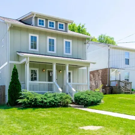 Holiday home Hilltop Charmer Super Close To Downtown Three Bedroom *