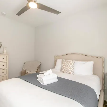 Hilltop Charmer Super Close To Downtown Three Bedroom