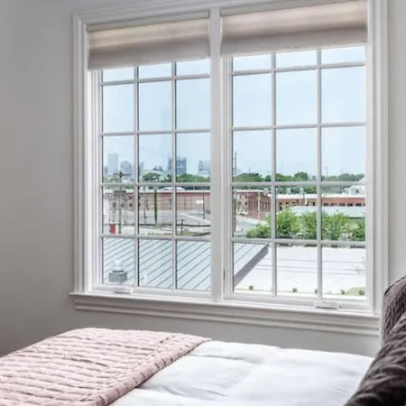 Spacious Wonderful Townhome Downtown Location Holiday home *