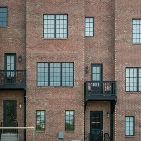 Spacious Wonderful Townhome Downtown Location *