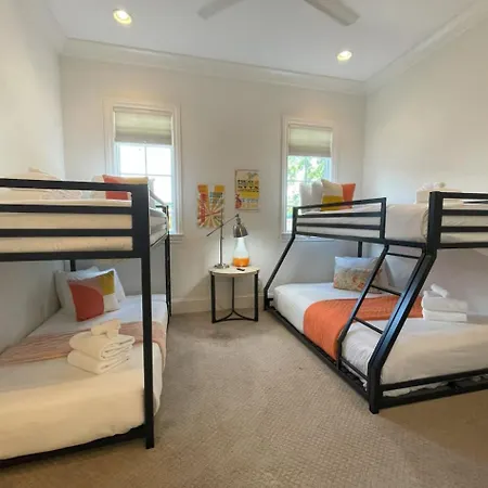 Spacious Wonderful Townhome Downtown Location Holiday home