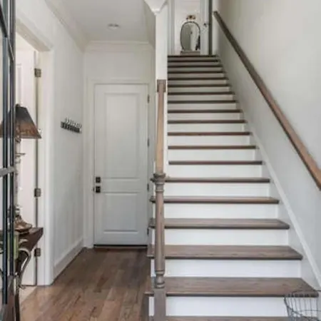 Spacious Wonderful Townhome Downtown Location Holiday home