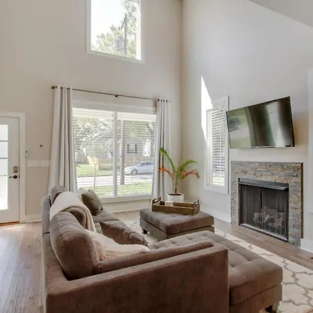 Luxurious Extraordinaire Three Bedroom Downtown Action