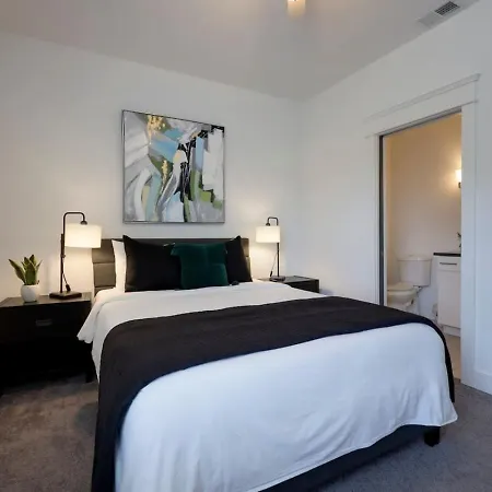 Minutes To Broadway Luxurious Gated Townhome Holiday home Nashville