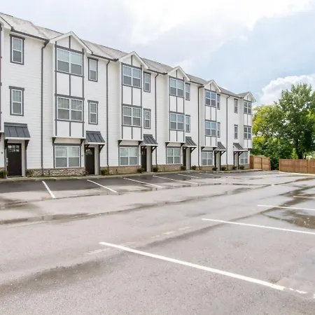 Minutes To Broadway Luxurious Gated Townhome Holiday home