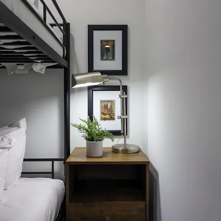 Minutes To Broadway Luxurious Gated Townhome Holiday home *