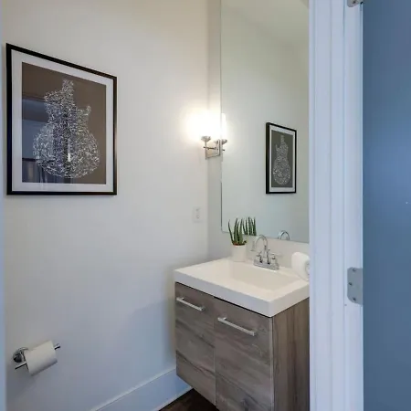 Minutes To Broadway Luxurious Gated Townhome Nashville