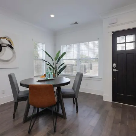 Minutes To Broadway Luxurious Gated Townhome Holiday home