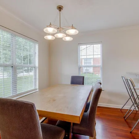 Metropolitan Huge Private Backyard Holiday home