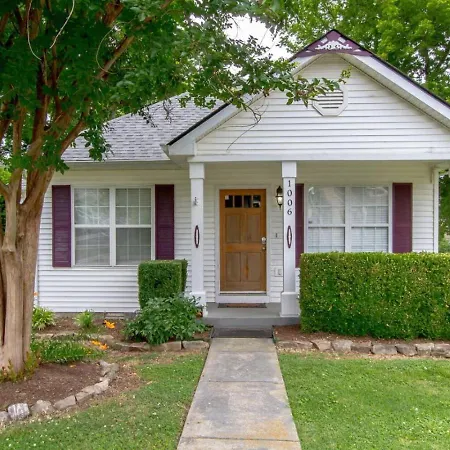 Metropolitan Huge Private Backyard Holiday home Nashville