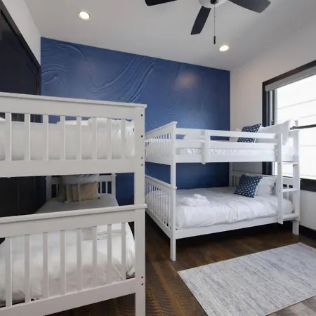 Blue Dreams 4 Bedroom 4.5 Bath With Rooftop Lounge *