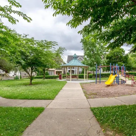 Metropolitan Huge Private Backyard Holiday home *