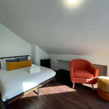 Minutes To Broadway Modern Gated Townhome Holiday home