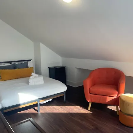 Minutes To Broadway Modern Gated Townhome Holiday home *