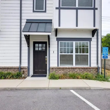 Minutes To Broadway Modern Gated Townhome Holiday home Nashville