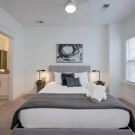Minutes To Broadway Modern Gated Townhome Nashville
