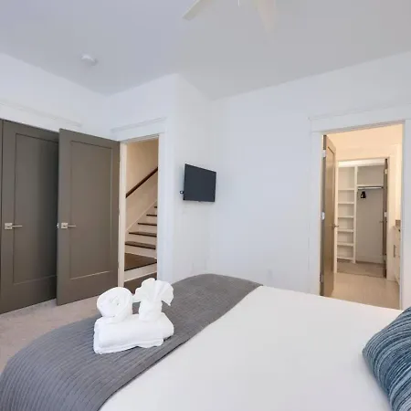 Minutes To Broadway Modern Gated Townhome