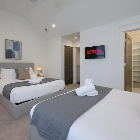 Minutes To Broadway Modern Gated Townhome Holiday home *