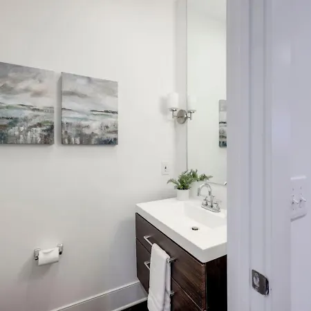 Minutes To Broadway Modern Gated Townhome Holiday home Nashville