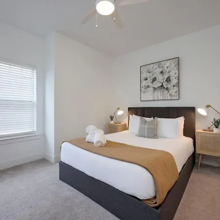 Minutes To Broadway Modern Gated Townhome *
