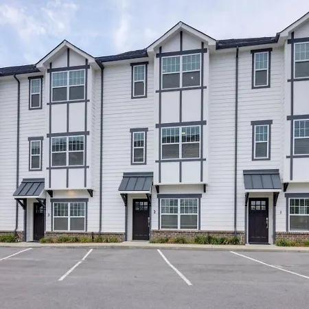 Minutes To Broadway Modern Gated Townhome Holiday home *