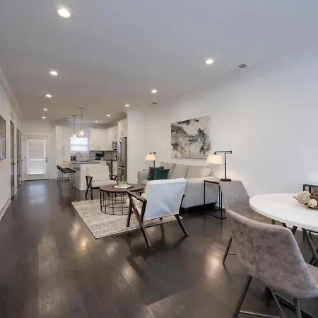 Minutes To Broadway Modern Gated Townhome Holiday home Nashville