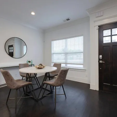 Minutes To Broadway Modern Gated Townhome Holiday home
