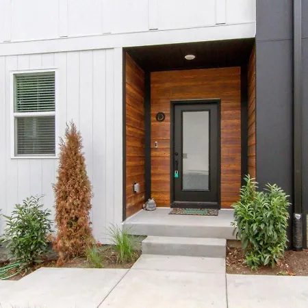 Modern Downtown Brand New Great Location Holiday home *