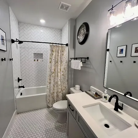 Holiday home Modern Downtown Brand New Great Location