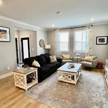 Modern Downtown Brand New Great Location *