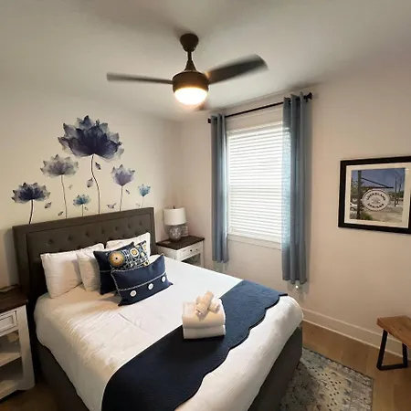 Modern Downtown Brand New Great Location Holiday home *